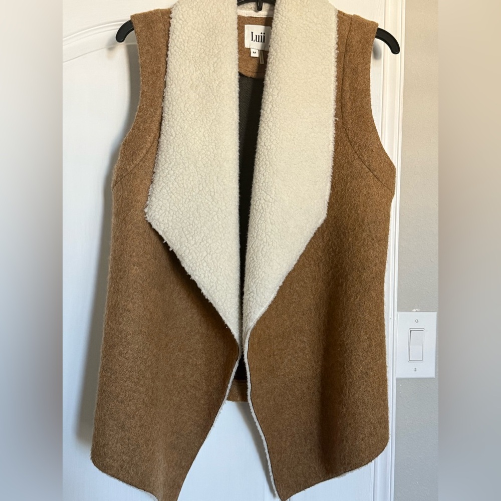 Luii Sherpa-Trim Waterfall Vest – Camel / Cream – Size M